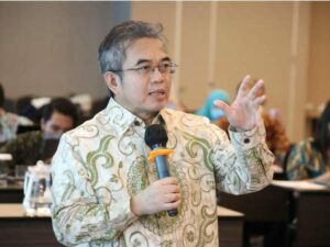 Yudi Latif: Penghargaan & Kerikuhan Anugerah Tokoh Persatuan