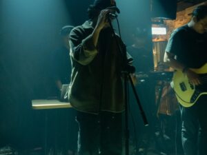 Dedap: Keresahan dan Kerinduan Ayah Ibu Mewujud di Senandung “Suar”