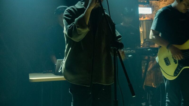 Dedap: Keresahan dan Kerinduan Ayah Ibu Mewujud di Senandung “Suar”