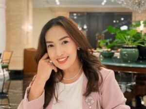 Novy Santoso, Ibu Mandiri yang Membesarkan Tiga Putrinya dengan Semua Bakat yang Ia Punya