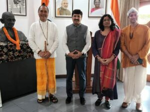 Kunjungan Balasan Ida Rsi Putra Ke Konjen India & Direktur Svami Vivekananda