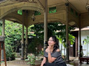 Adalia Veda, Hidup Adalah Roller Coaster, Cukup Tenang, Teriak dan Pegang Erat!