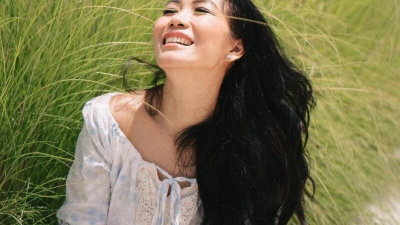 Drg. Yossy Ochi: Dengan Melihat Pantai Aku Bisa Berfikiran Luas & Timbul Ide Kreatif