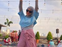 Siti Nur Khayati, Naiklah Tanpa Injak Kepala dan Berjalanlah Tegak Tanpa Menyikut Siapapun