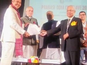 Ida Rsi Manuaba Mendapat Anugerah Prabasi Odia Samman Dari Gajapati Maharaja Divyasingha IV India