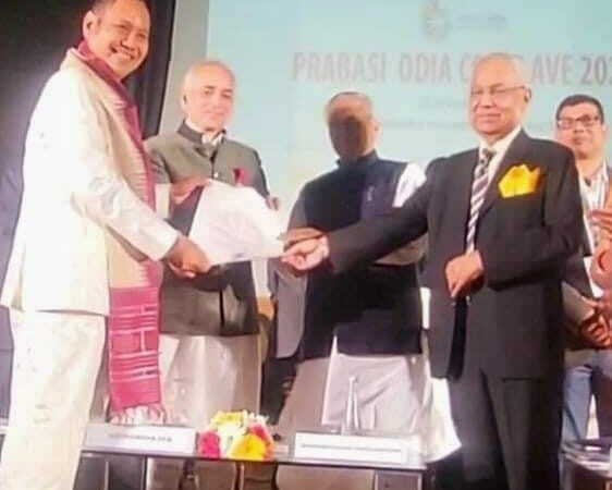 Ida Rsi Manuaba Mendapat Anugerah Prabasi Odia Samman Dari Gajapati Maharaja Divyasingha IV India