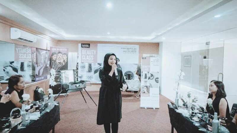 Ajeng Tria Herlanita: Jajan dan Review Tempat Wisata Adalah Caranya Berbagi dengan Orang Lain