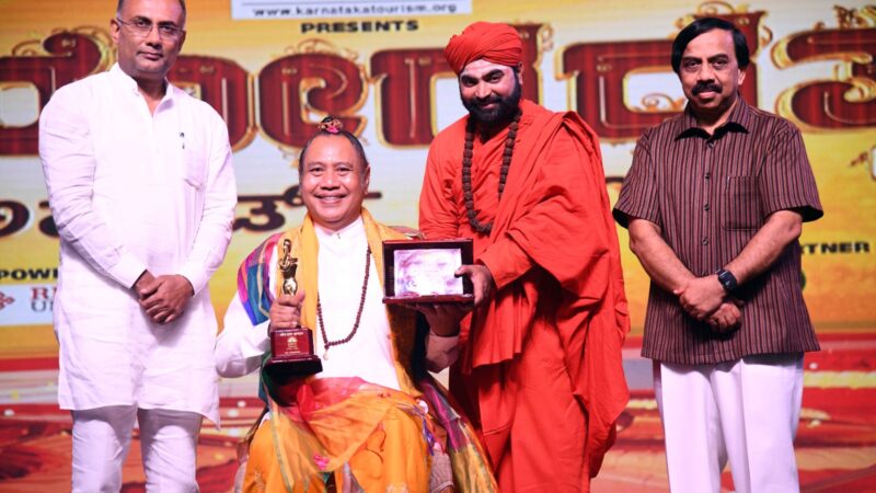 Ida Rsi Putra Manuaba ( Agus Indra Udayana ) Dianugerahi Prestigious Yoga Ratna Award