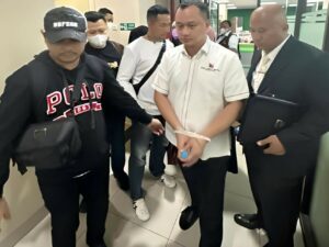 PARA PAKAR HUKUM SEPAKAT, STOP & LAWAN KRIMINALISASI POLISI TERHADAP HELMUT HERMAWAN!