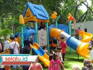 Taman Flora Surabaya Jadi Pilihan Warga Isi Libur Sekolah