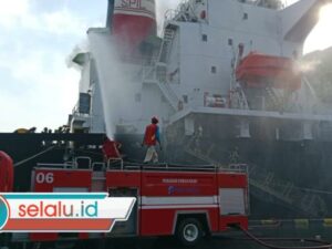 Kapal Kontainer Terbakar di Tanjung Perak, Damkar Berjibaku Empat Jam
