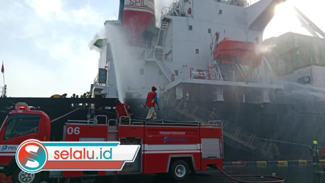 Kapal Kontainer Terbakar di Tanjung Perak, Damkar Berjibaku Empat Jam