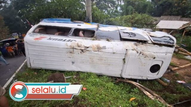 Elf Rombongan Asal Surabaya Alami Rem Blong di Mojokerto, 16 Luka