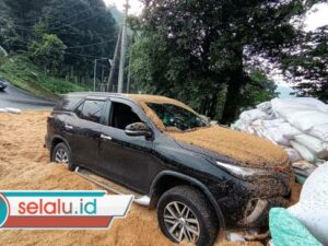 Fortuner Rem Blong di Pacet, Nyungsep di Jalur Penyelamat