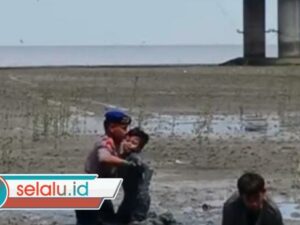Dua Anak Terjebak Lumpur di Pantai Kenjeran Diselamatkan Polisi Perairan