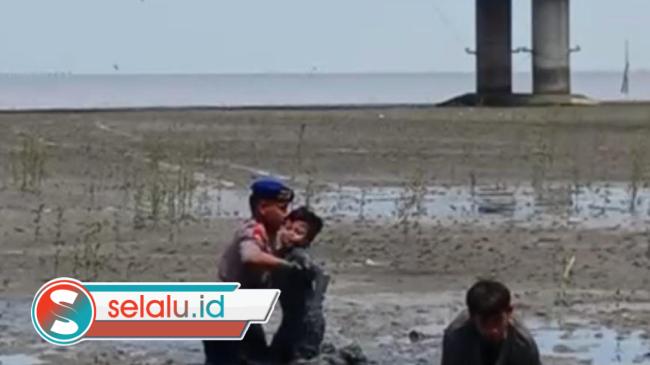 Dua Anak Terjebak Lumpur di Pantai Kenjeran Diselamatkan Polisi Perairan
