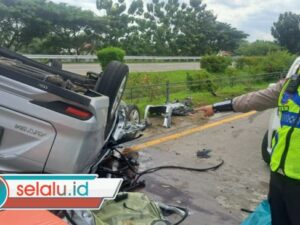 Avanza Tabrak Belakang Truk di Tol Jombang Mojokerto, 2 Tewas