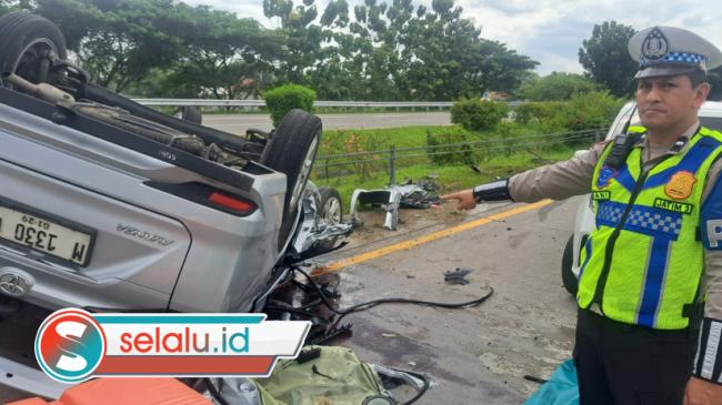 Avanza Tabrak Belakang Truk di Tol Jombang Mojokerto, 2 Tewas