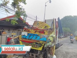 Diduga Sopir Mengantuk, Truk Cabai Tewaskan Pemotor di Mojokerto