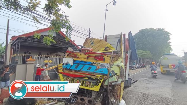 Diduga Sopir Mengantuk, Truk Cabai Tewaskan Pemotor di Mojokerto
