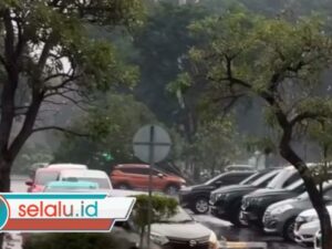 Diterjang Angin Kencang, Area Parkir Bandara Juanda Sempat Lumpuh