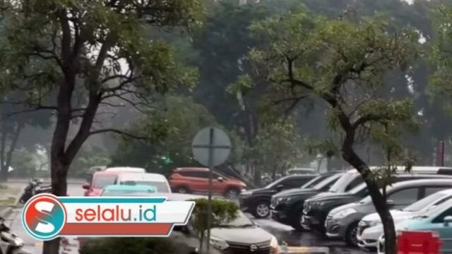 Diterjang Angin Kencang, Area Parkir Bandara Juanda Sempat Lumpuh