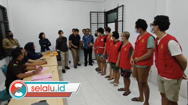 34 Tersangka Kasus Pesta Seks Sesama Jenis di Surabaya Diserahkan ke Kejari