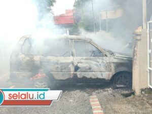 Apes! Kijang Hangus Terbakar Usai Diservis di Surabaya