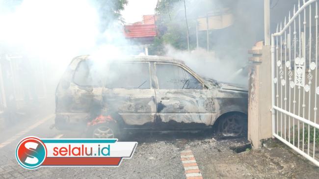 Apes! Kijang Hangus Terbakar Usai Diservis di Surabaya