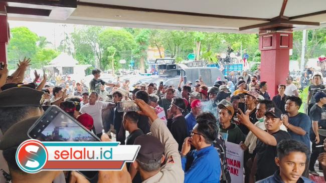 Aksi Jagal RPH Pegirian Ricuh, Sapi Dibawa Masuk Halaman DPRD