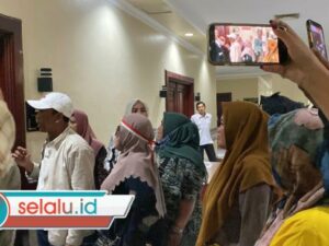 Demo Jagal RPH Pegirian Memanas, Emak-Emak Geruduk Ruang Ketua DPRD Surabaya