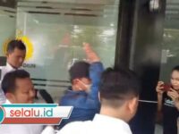 Wali Kota Madiun Digiring Keluar dari Mapolres dengan Wajah Tertutup Masker