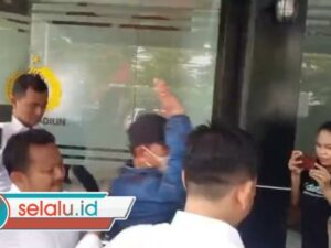 Wali Kota Madiun Digiring Keluar dari Mapolres dengan Wajah Tertutup Masker