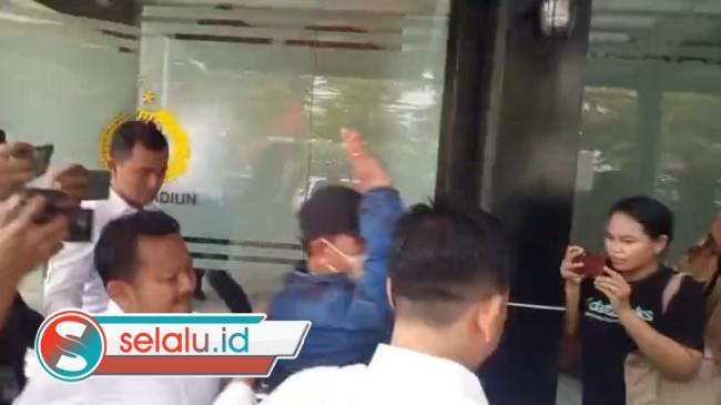 Wali Kota Madiun Digiring Keluar dari Mapolres dengan Wajah Tertutup Masker