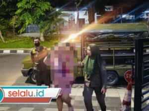 Patroli Malam Satpol PP Surabaya Temukan WRSE di TPU Kembang Kuning