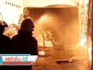 Kebakaran Gudang dan Pabrik Sepatu di Mojokerto, Kerugian 300 Juta