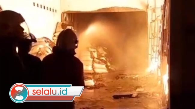 Kebakaran Gudang dan Pabrik Sepatu di Mojokerto, Kerugian 300 Juta