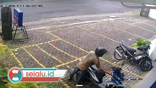 Dalam Hitungan Detik, Motor Karyawan Apotek Di Surabaya Digondol Maling   