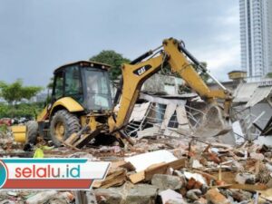 Kejar Target Flyover Taman Pelangi, Pemkot Surabaya Ratakan Sisa Rumah di Jemur Gayungan