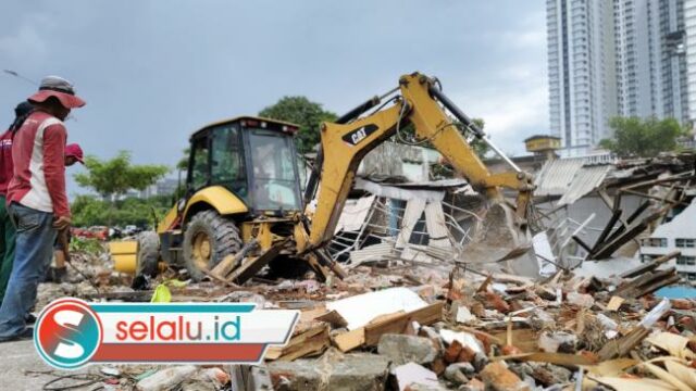 Kejar Target Flyover Taman Pelangi, Pemkot Surabaya Ratakan Sisa Rumah di Jemur Gayungan