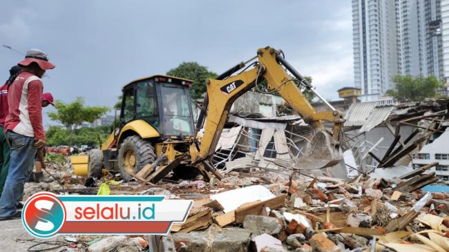 Kejar Target Flyover Taman Pelangi, Pemkot Surabaya Ratakan Sisa Rumah di Jemur Gayungan