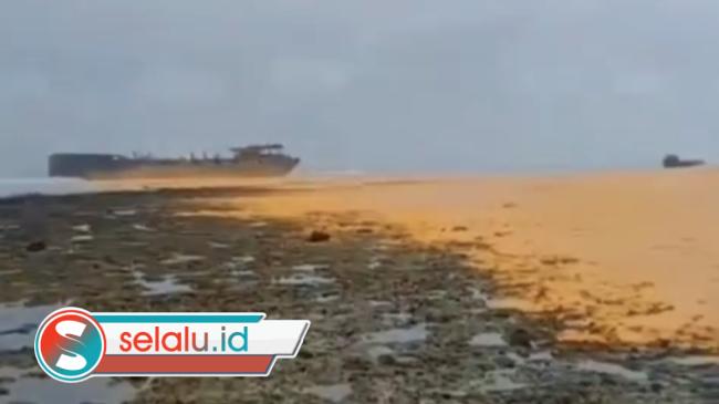 Kapal Tongkang Kandas di Periaran Gili Iyang Sumenep, Minyak Tumpah Cemari Laut