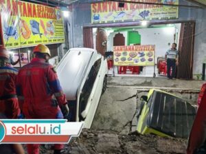 Jembatan Ambruk, Dua Mobil Tercebur Sungai di Jalan Arif Rahman Hakim Surabaya