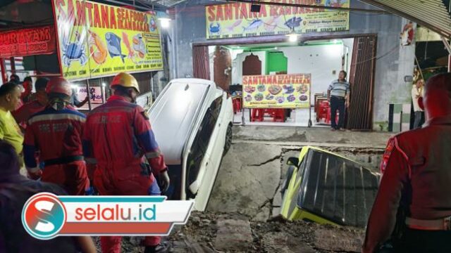 Jembatan Ambruk, Dua Mobil Tercebur Sungai di Jalan Arif Rahman Hakim Surabaya