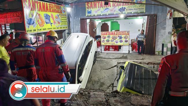 Jembatan Ambruk, Dua Mobil Tercebur Sungai di Jalan Arif Rahman Hakim Surabaya