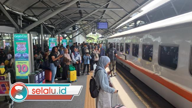 Akhir Libur Nataru, Penumpang Tiba Masih Padati Stasiun KA di Surabaya