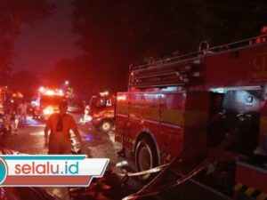 Rumah di Pengampon Surabaya Ludes Terbakar, Lebih dari 14 Unit Damkar Dikerahkan