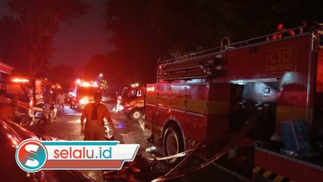 Rumah di Pengampon Surabaya Ludes Terbakar, Lebih dari 14 Unit Damkar Dikerahkan
