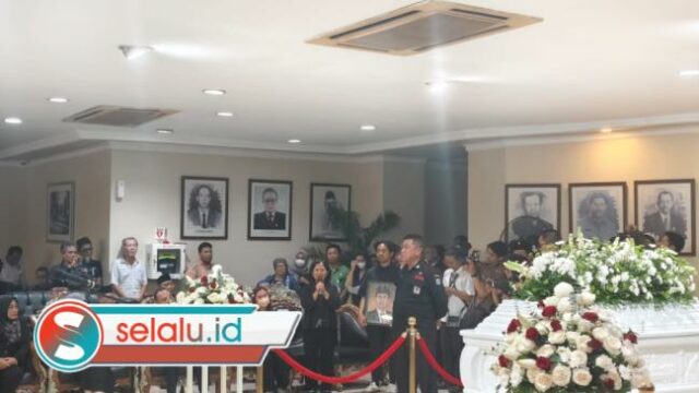 Tangis Haru Lepas Kepergian Adi Sutarwijono di Gedung DPRD Surabaya