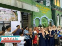 Momen Bunda PAUD Kapasan Surabaya Berbagi Takjil pada Warga